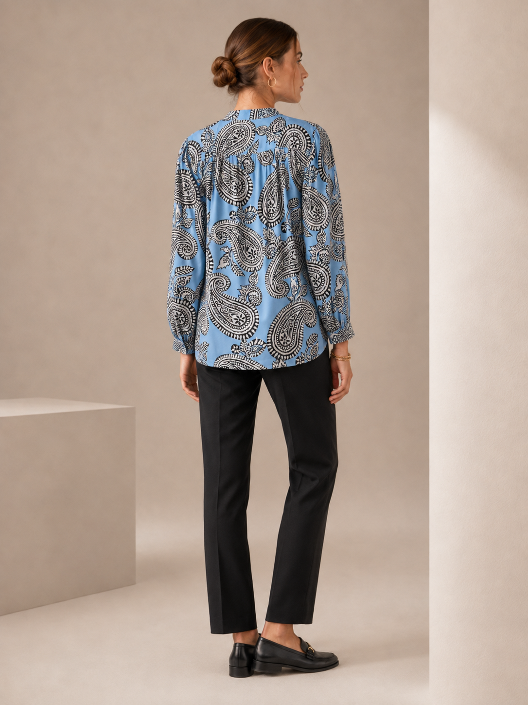Seidenbluse „Paisley“ Hellblau | Schwarz | Weiß