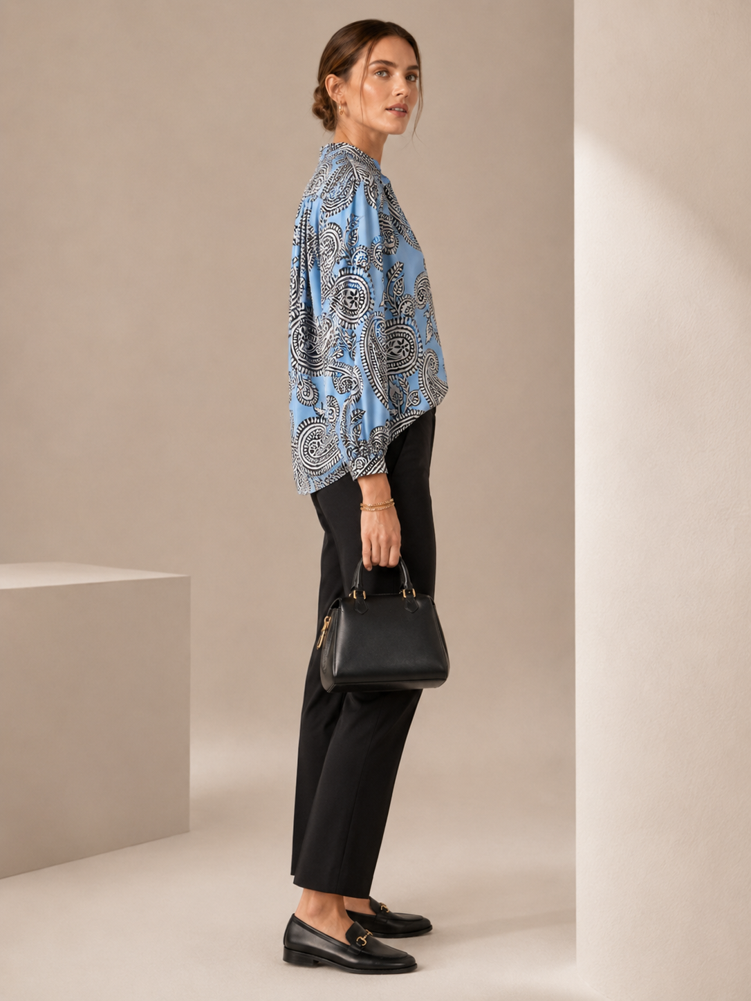 Seidenbluse „Paisley“ Hellblau | Schwarz | Weiß