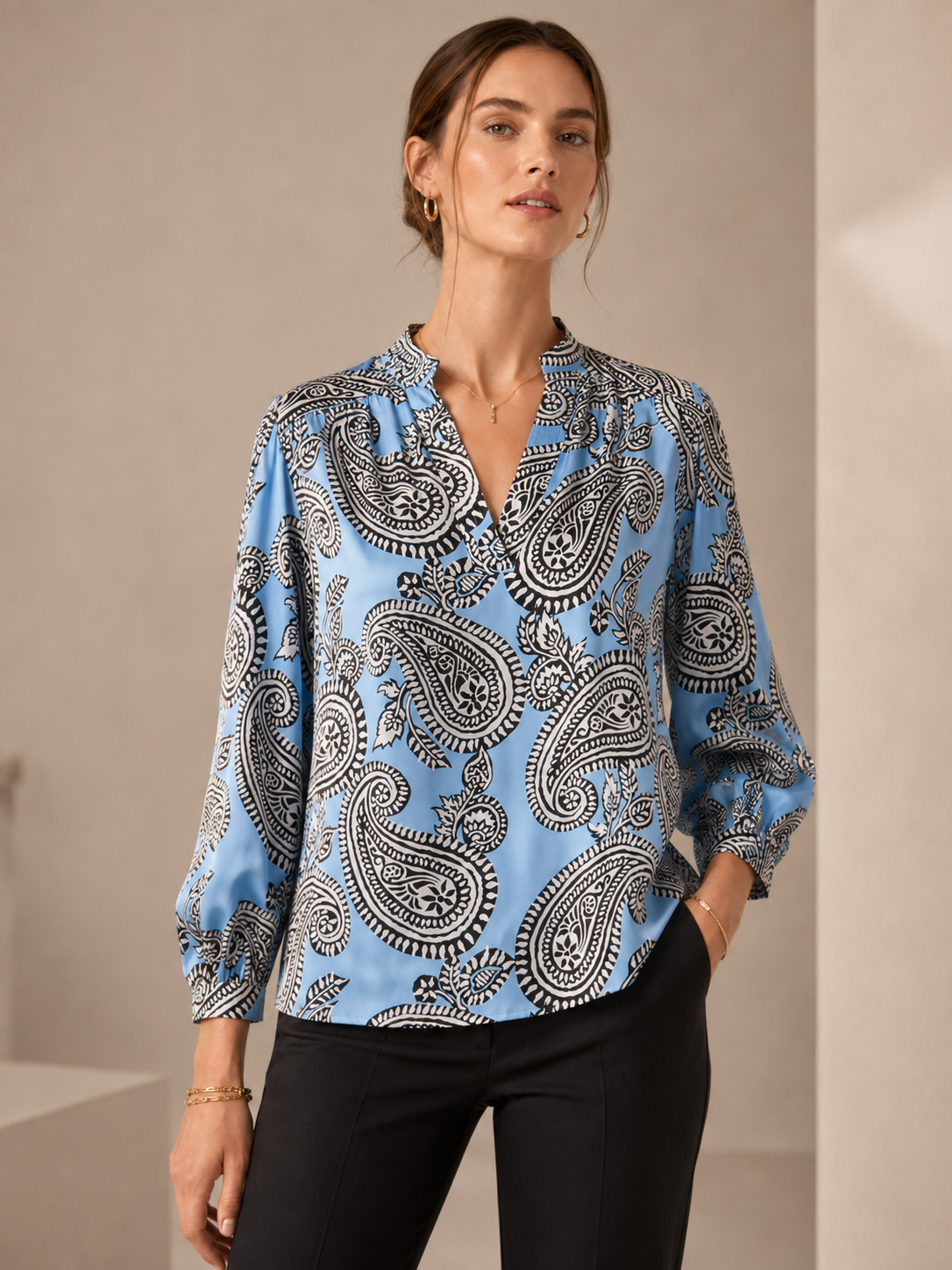Seidenbluse „Paisley“ Hellblau | Schwarz | Weiß