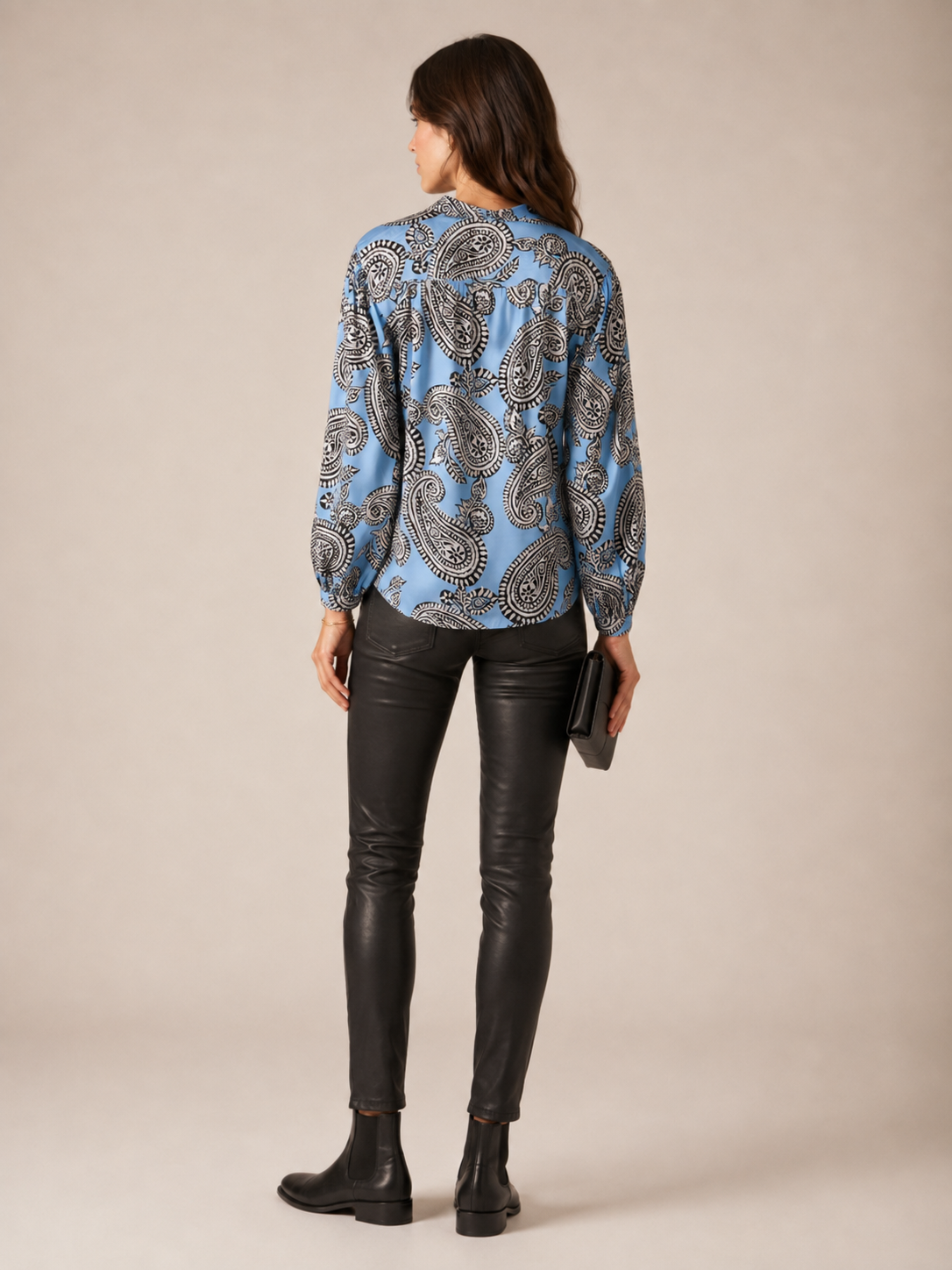 Seidenbluse „Paisley“ Hellblau | Schwarz | Weiß