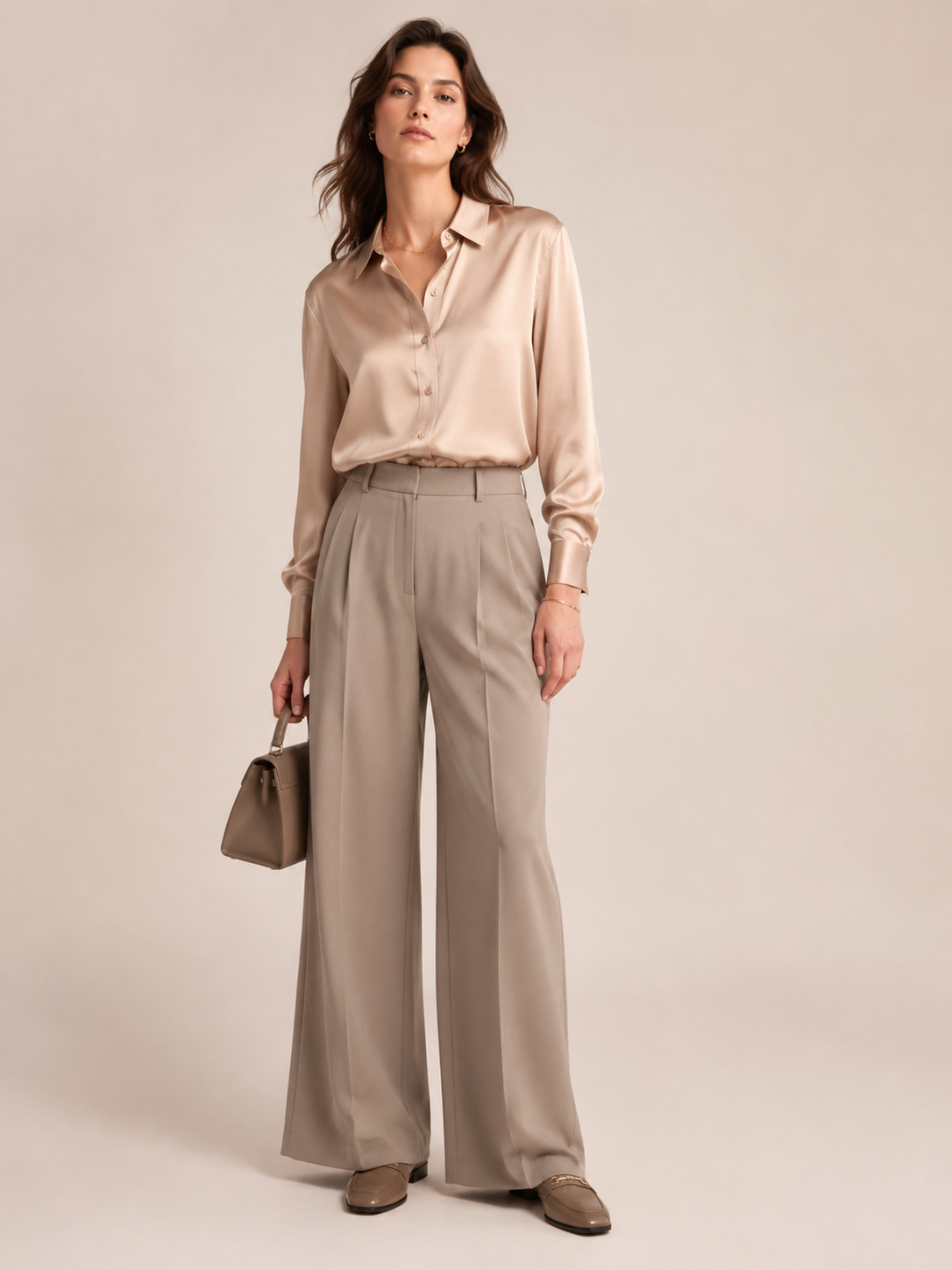 HERZENS Verkürzte Seidenbluse Gold Beige - Editorial-Ansicht