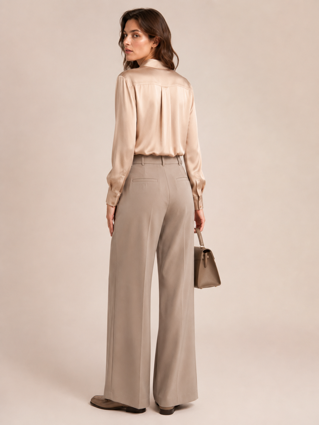 HERZENS Verkürzte Seidenbluse Gold Beige - Textur & Detail