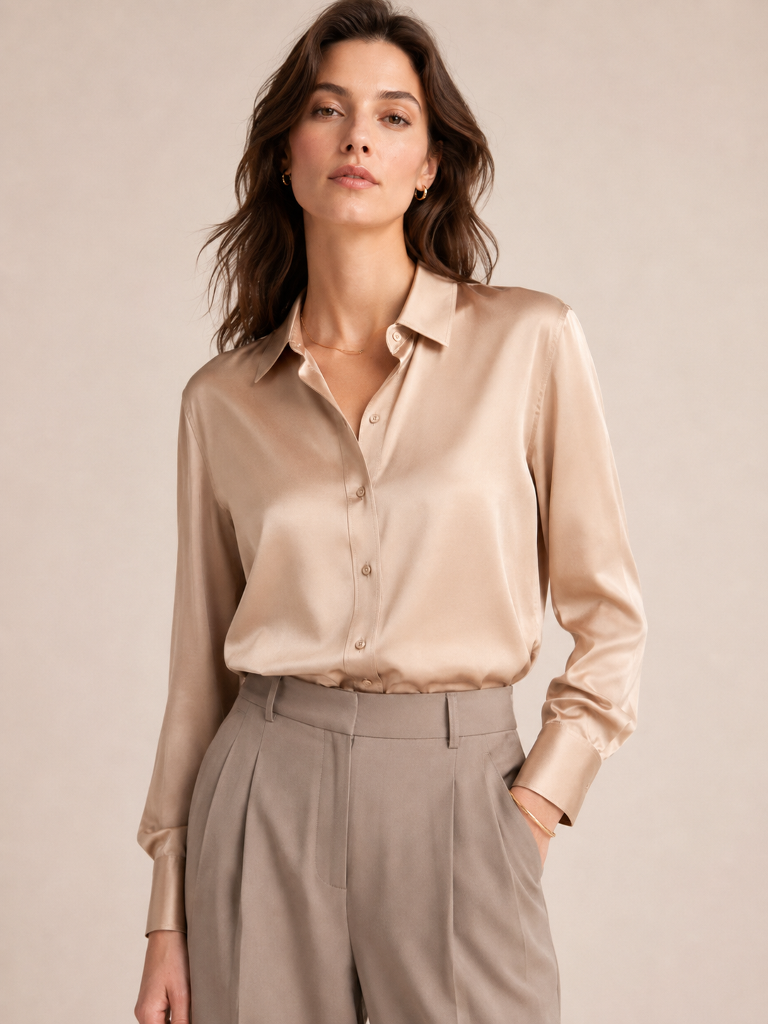 HERZENS Verkürzte Seidenbluse Gold Beige - Lookbook-Impression