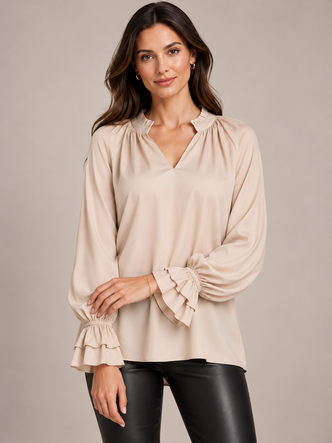 ZARTE SEIDENELEGANZ UND FEMININE RAFFINESSE: DIE BLUSE „ELLA“ VON HERZENS / Zoomansicht