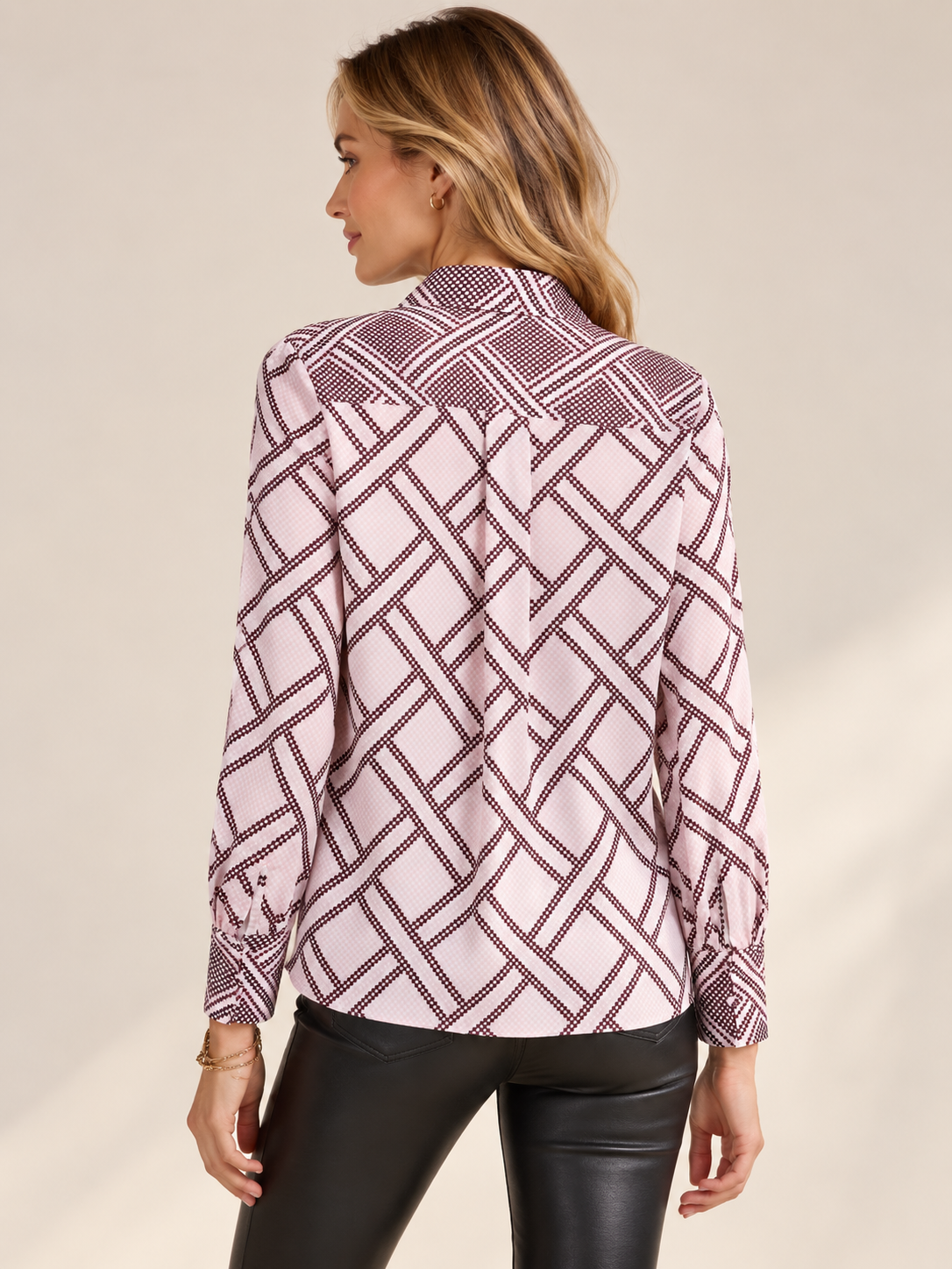 Geometrische Eleganz / Luxuriöse Seidenbluse Rosa | Barolo | Weiß / Rückansicht
