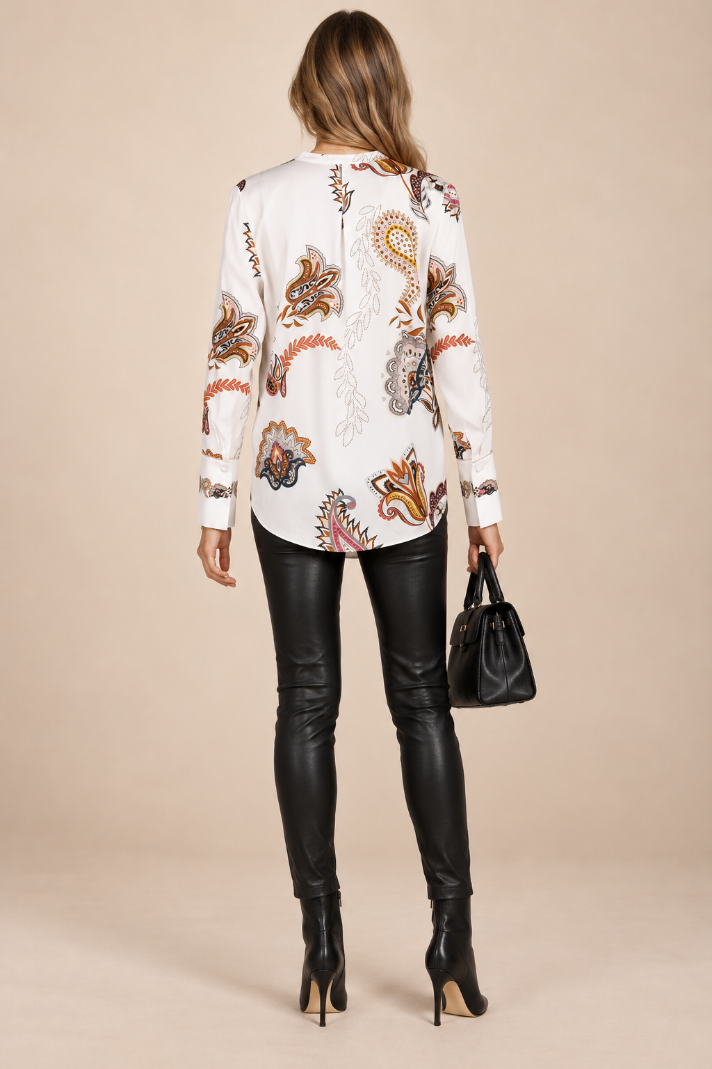 FARBENFROHE LEICHTIGKEIT UND SEIDIGER LUXUS: DIE PAISLEY-BLUSE VON HERZENS / Rückansicht