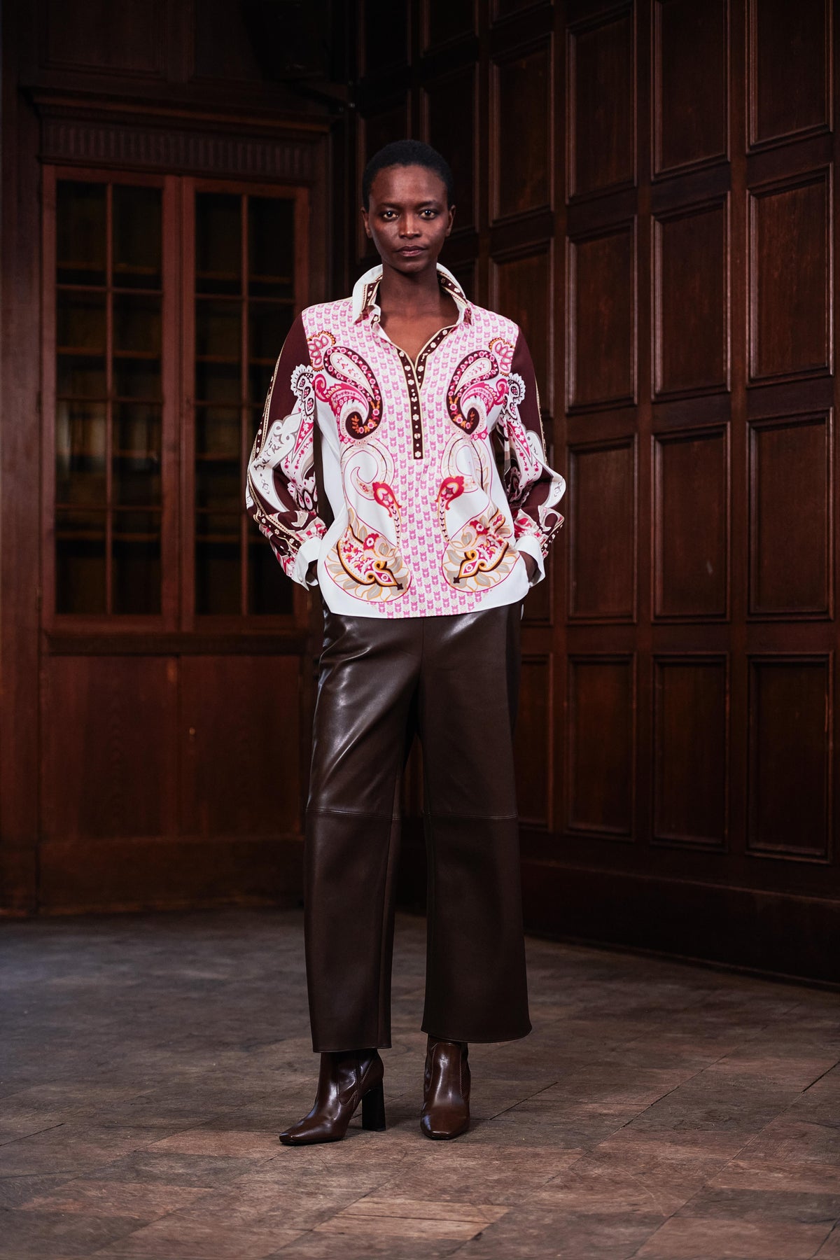 Die Ausdrucksstarke Seidenbluse „Paisley“ Pink | Braun | Weiß / Studio