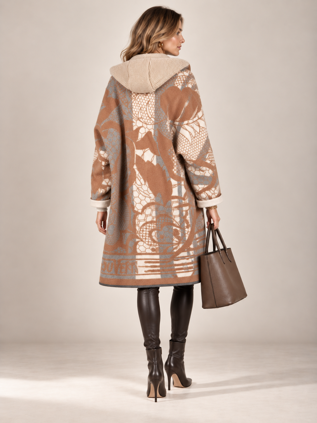 La Couverture / Komfort Kimono-Mantel „Italienische Handwerkskunst“ Camel | Beige | Grau / Rückansicht