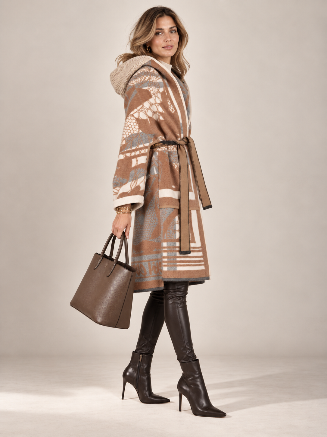 La Couverture / Komfort Kimono-Mantel „Italienische Handwerkskunst“ Camel | Beige | Grau / Seitenansicht