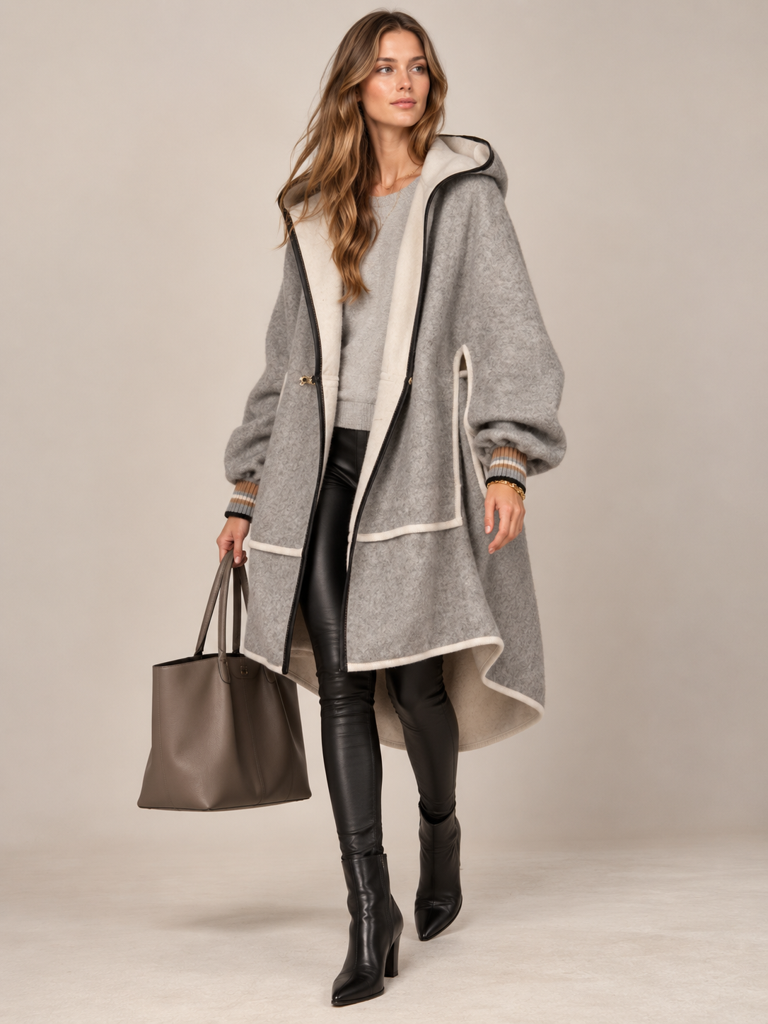 La Couverture // Komfort Kimono-Mantel „Italienische Handwerkskunst“ Grau | Creme / Frontansicht