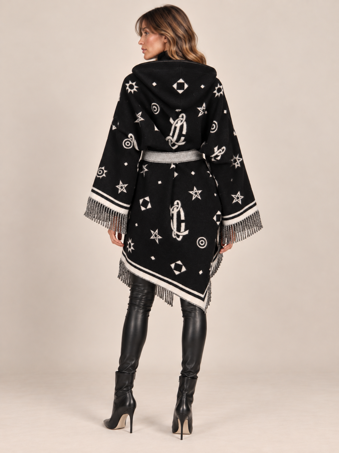 La Couverture // Statement-Poncho-Jacke „Symmetrisches Muster“ Schwarz / Creme / Rückansicht 