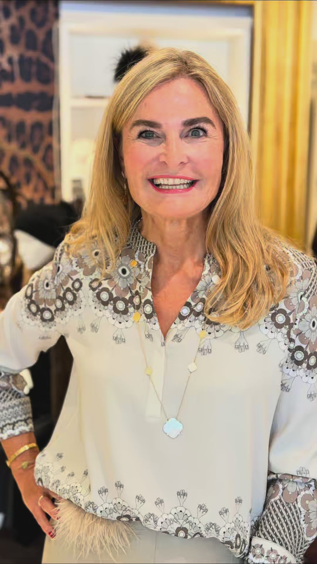 HERZENS Seidenbluse mit ornamental-floralem Muster in Beige-, Braun- und Taupetönen – Produktvideo