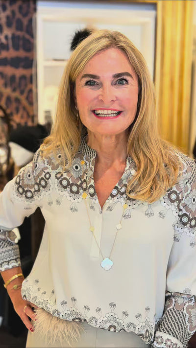 HERZENS Seidenbluse mit ornamental-floralem Muster in Beige-, Braun- und Taupetönen – Produktvideo
