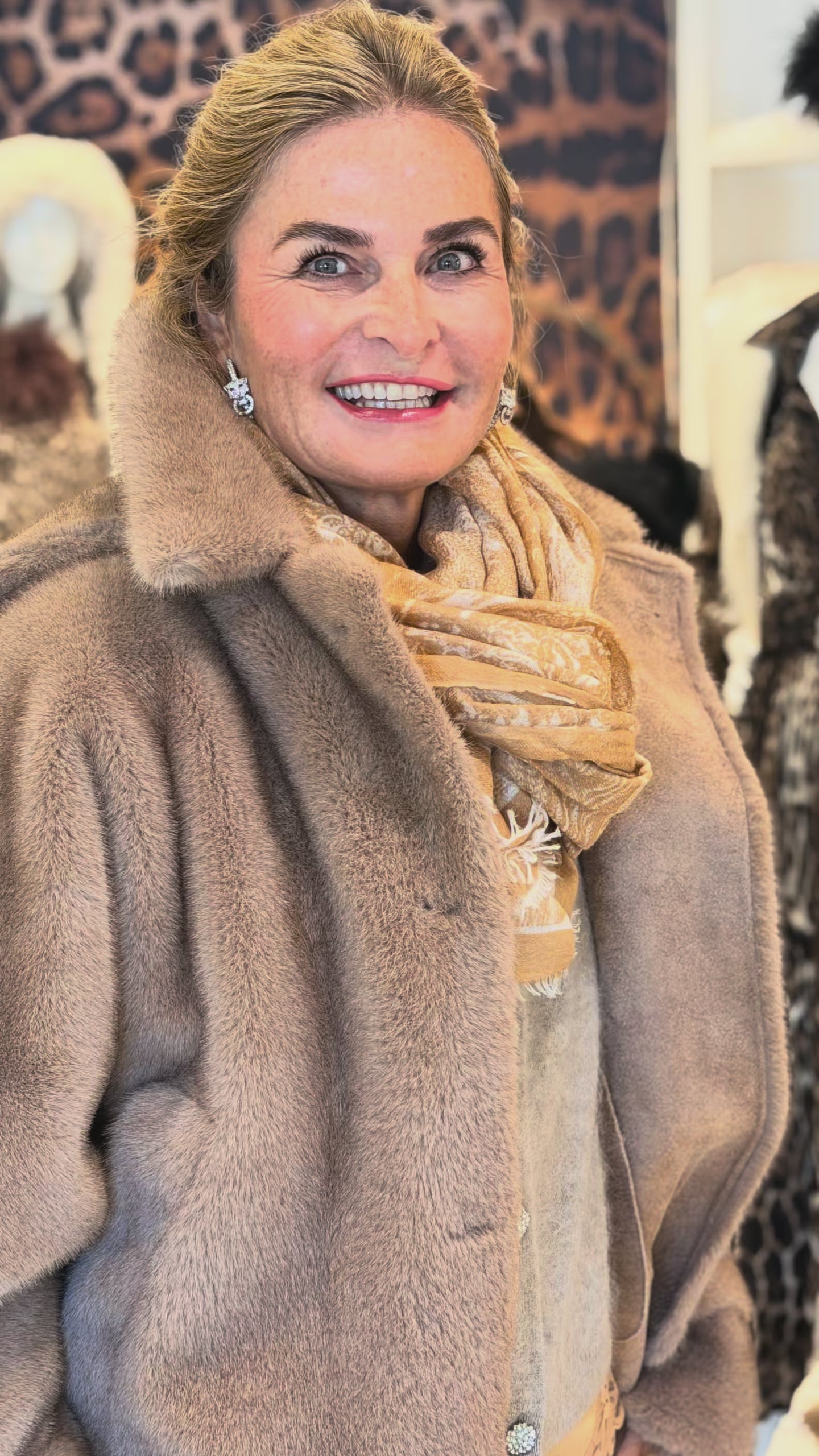 ARTICO Fake Fur Jacke Taupe / Kaschmir Schal Blossom & Co. / Strickjacke Blossom & Co. / Hose Seductive