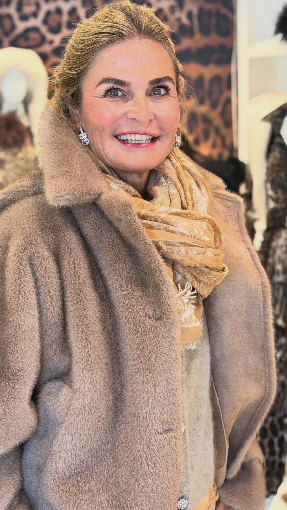 ARTICO Fake Fur Jacke Taupe / Kaschmir Schal Blossom & Co. / Strickjacke Blossom & Co. / Hose Seductive