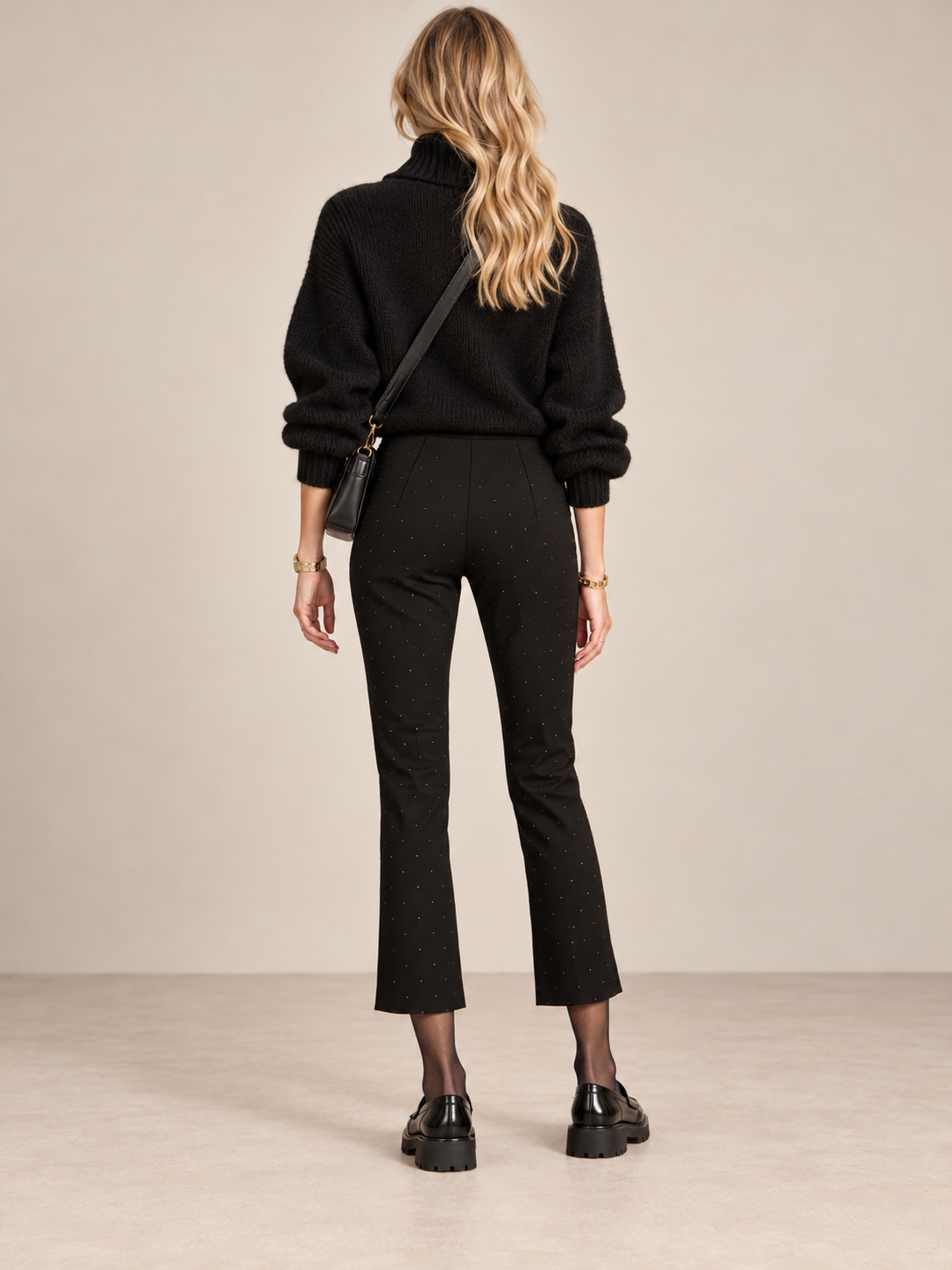 SEDUCTIVE / GLAMOURÖSER KOMFORT: DIE SCHLUPFHOSE „CINDY“ SCHWARZ / Rückansicht Studio Grünwald
