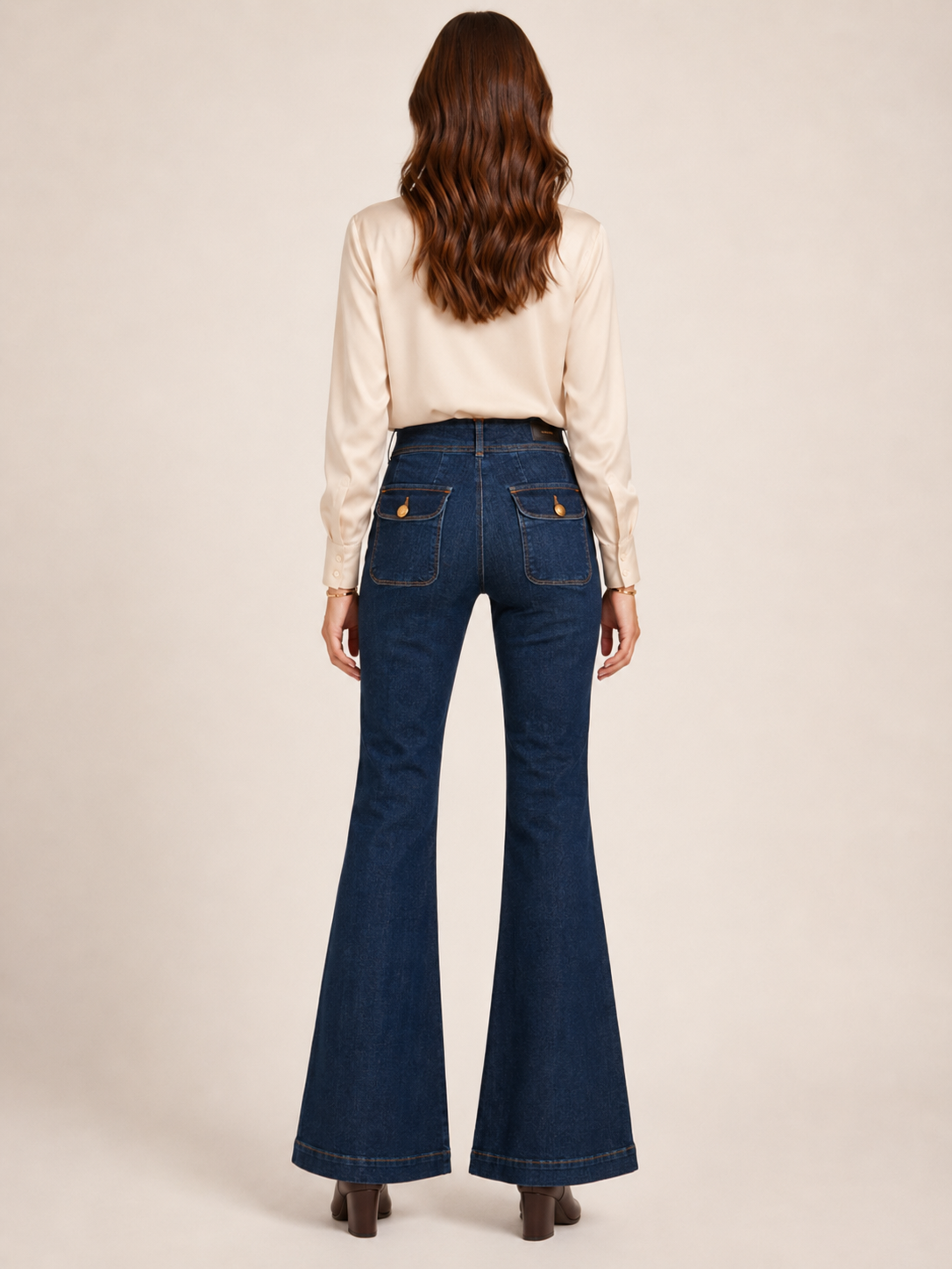Flared-Jeans „Camille“ Tiefblaue Waschung mit markanten Ziernähten