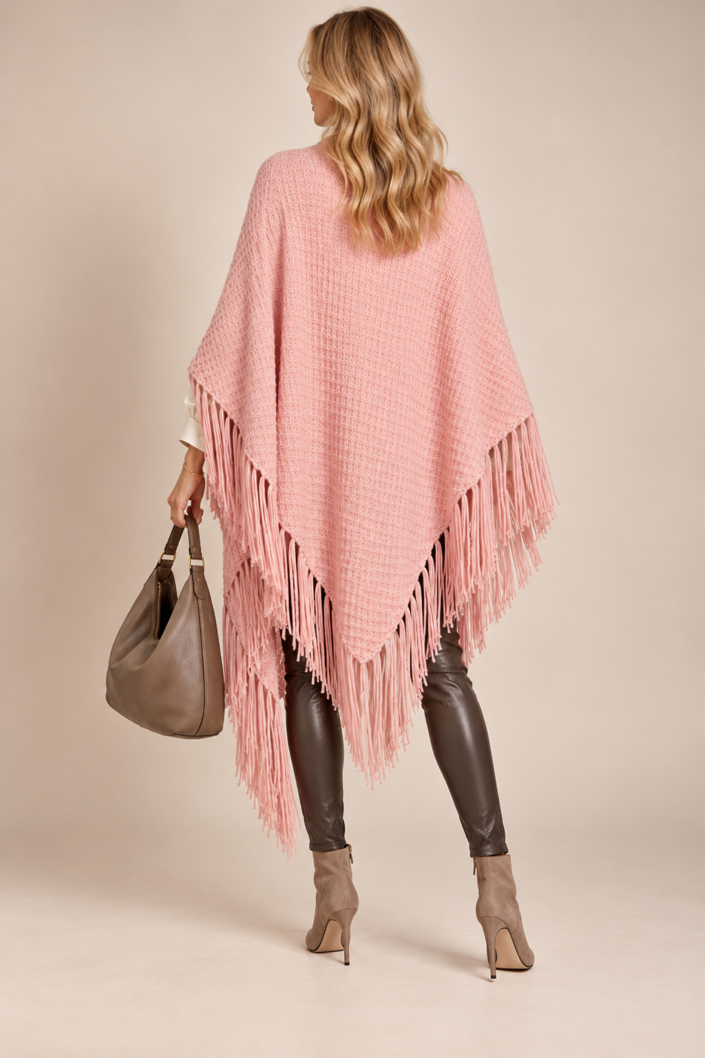 TRAUMHAFTER LUXUS ZUM REINKUSCHELN: DAS CASHMERE-CAPE „CELINA“ VON SIMONE BRUNS / Rückansicht
