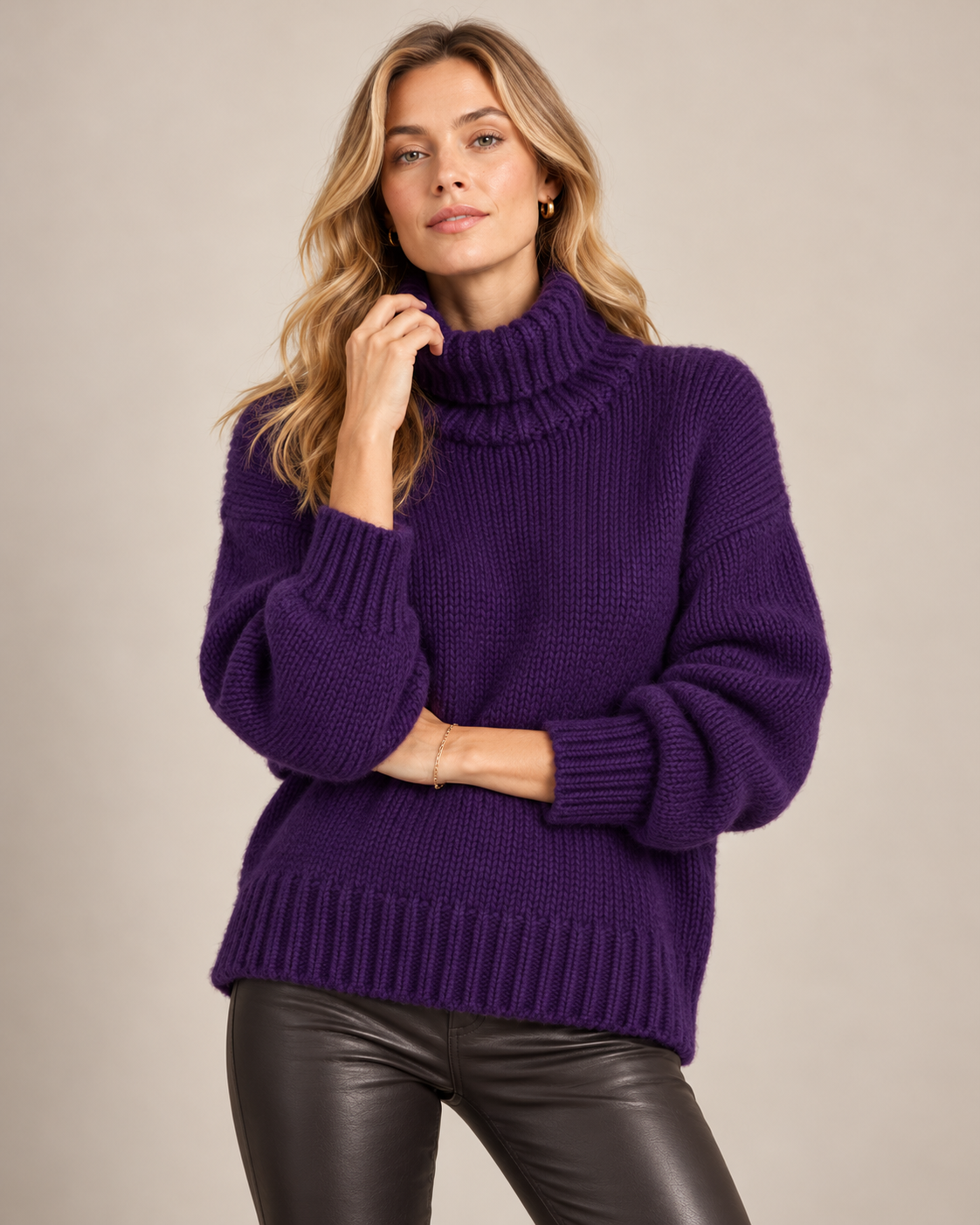 PURER LUXUS IN TIEFEM VIOLETT: DER CASHMERE-PULLOVER „GABRIELLE“ VON SIMONE BRUNS / Zoomansicht Studio Grünwald