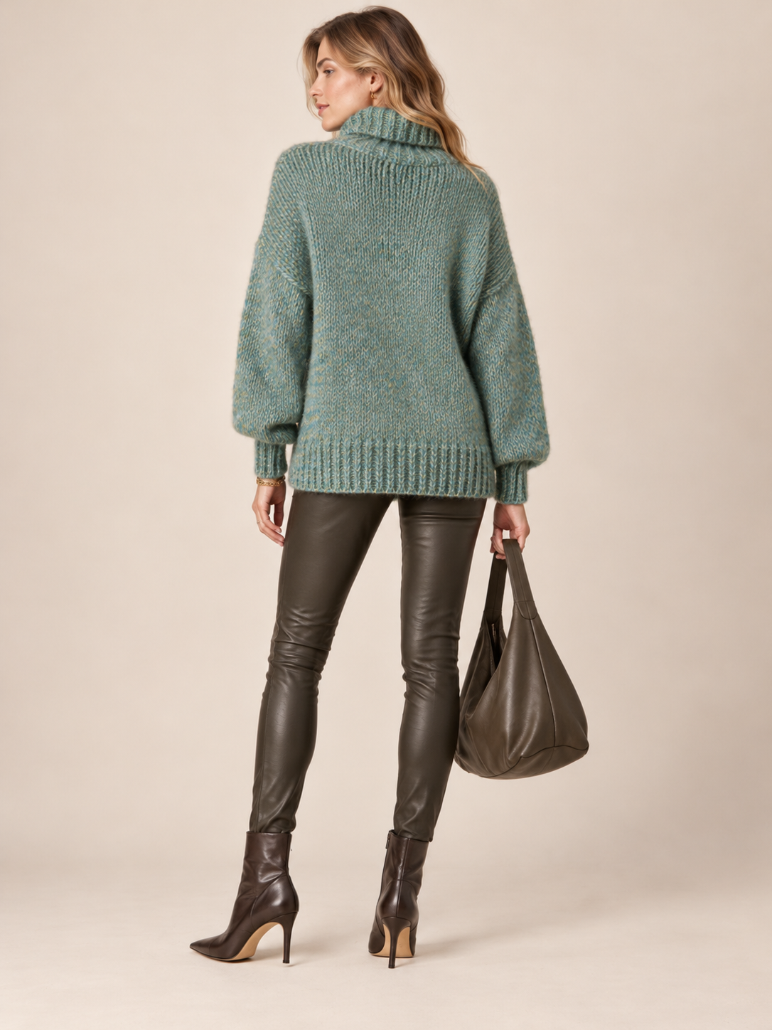 KUSCHELIGE LUXUS-MOMENTE: DER CASHMERE-PULLOVER „GABRIELLE“ VON SIMONE BRUNS / Rückansicht