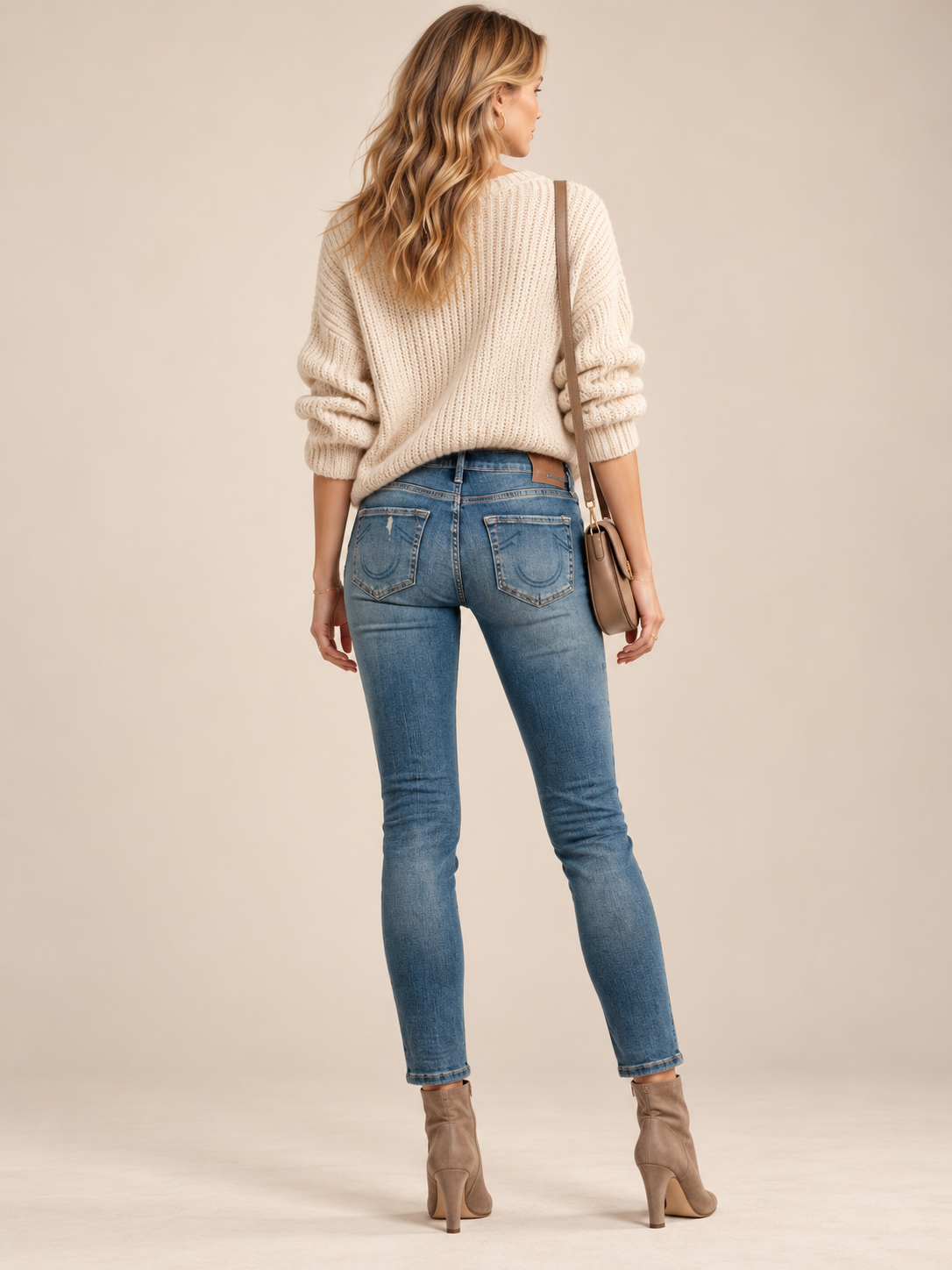 LÄSSIGER STATEMENT-CHIC: DIE SKINNY-JEANS „HALLE DEEP BLUE“ VON TRUE RELIGION / RÜCKANSICHT