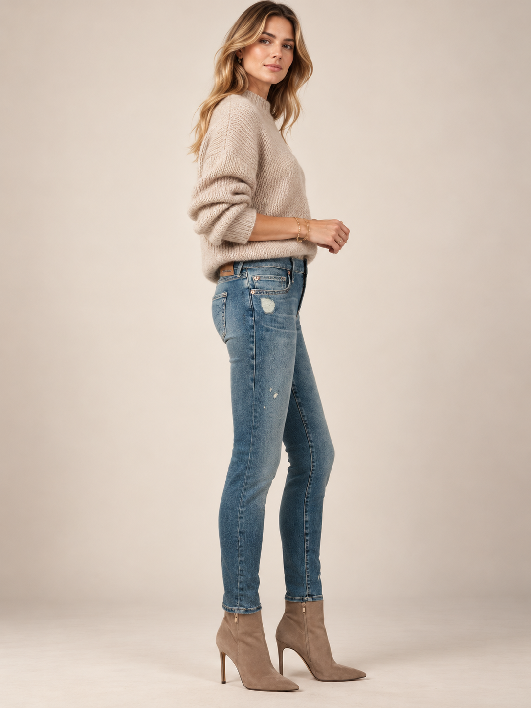 LÄSSIGER STATEMENT-CHIC: DIE SKINNY-JEANS „HALLE DEEP BLUE“ VON TRUE RELIGION / SEITENANSICHT GRÜNWALD STUDIO
