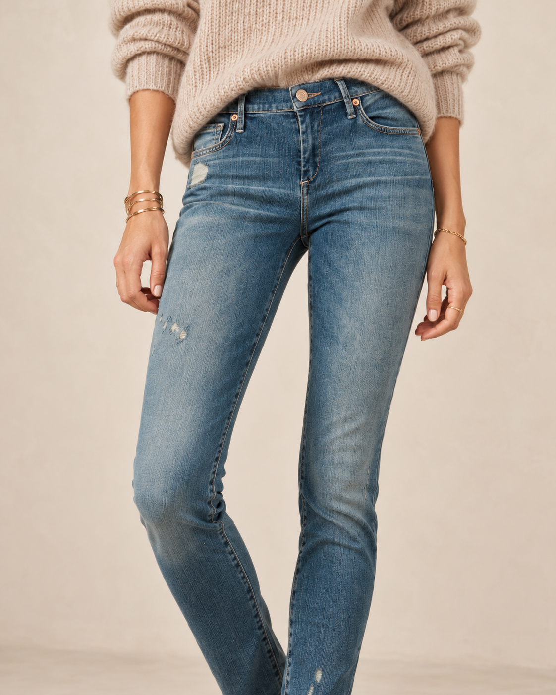 LÄSSIGER STATEMENT-CHIC: DIE SKINNY-JEANS „HALLE DEEP BLUE“ VON TRUE RELIGION / ZOOMANSICHT STUDIO GRÜNWALD