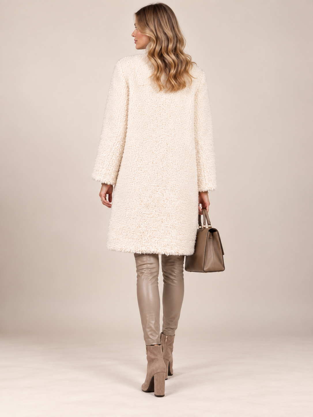 Vittoria Bini / KUSCHELIGER TEDDYMANTEL „CURLY“ Weiß / Rückansicht