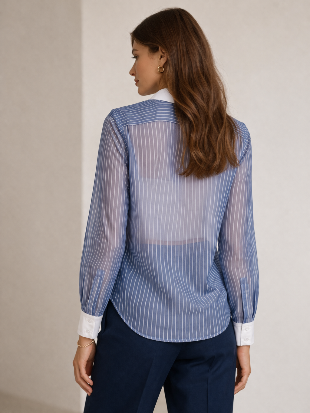 Statement-Bluse „Hand-Collar“ Hellblau | Weiß