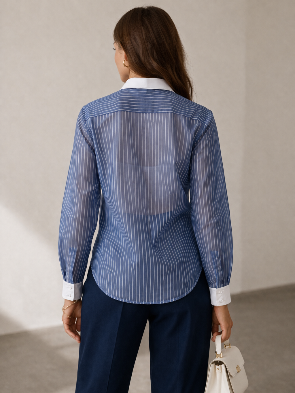 Statement-Bluse „Hand-Collar“ Hellblau | Weiß