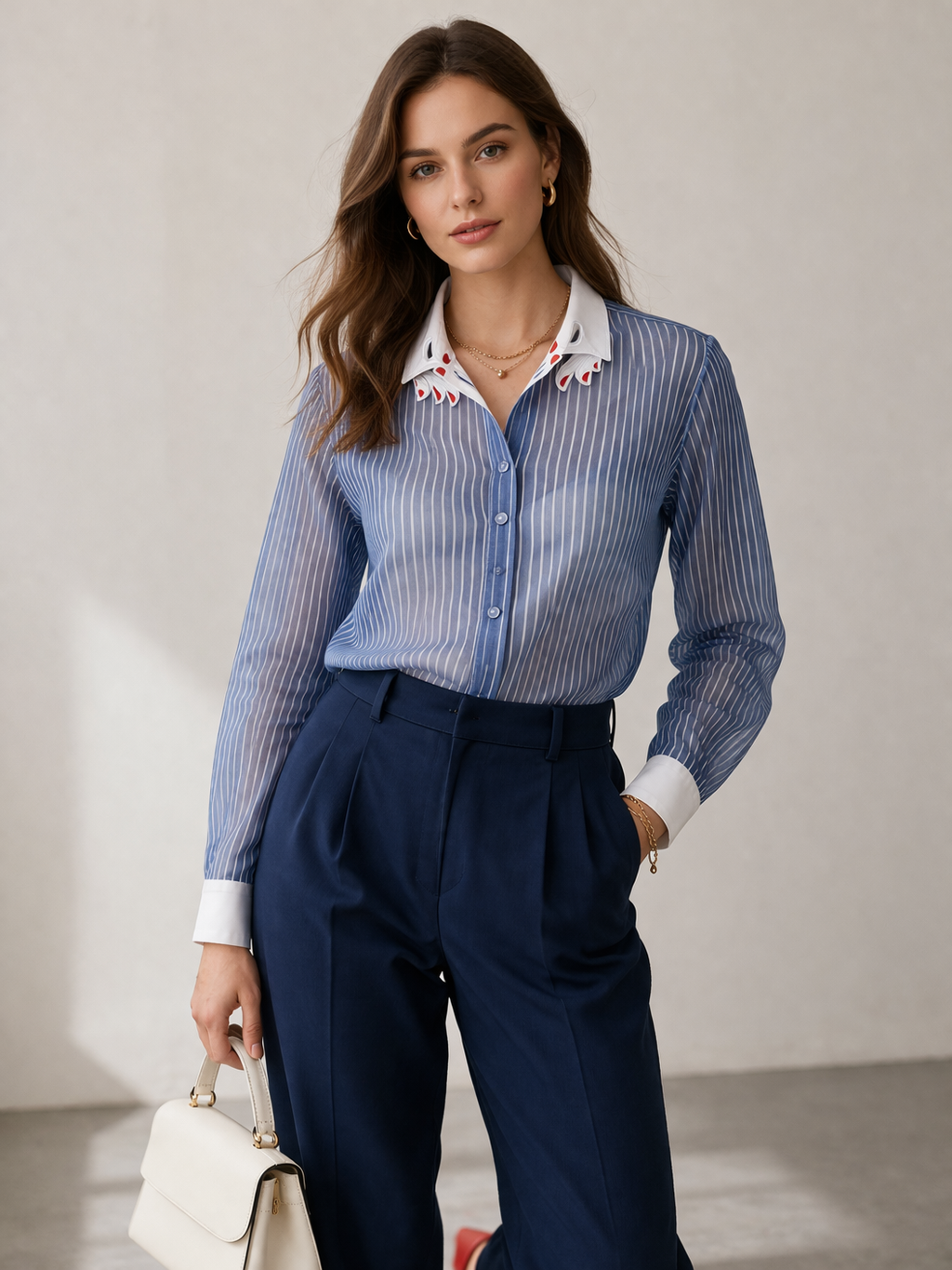 Statement-Bluse „Hand-Collar“ Hellblau | Weiß