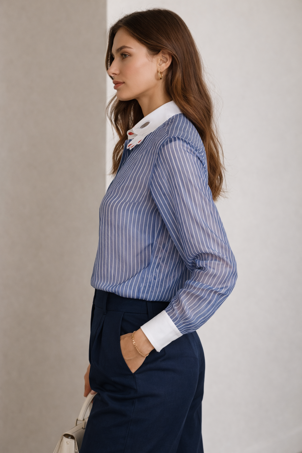 Statement-Bluse „Hand-Collar“ Hellblau | Weiß